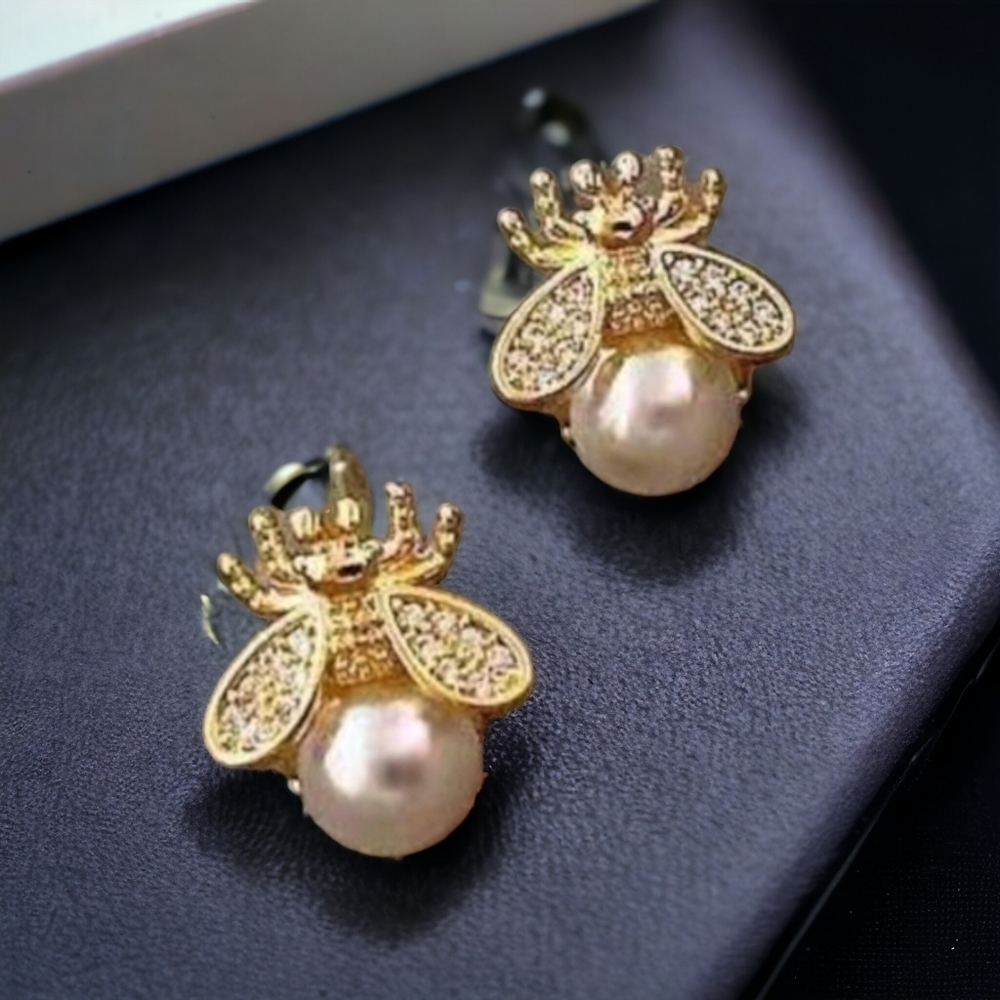 NEW! BEE faux pearl stud earrings - Picture 6 of 10